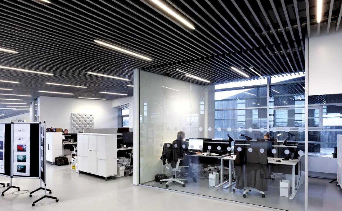 MRAS A/S leverer bæredygtige loftsystemer, facadesystemer og solafskærmning. Lofter, der sikrer optimalt akustisk miljø, robuste facader med stor designfrihed og solafskærmning for det bedste lysindfald.