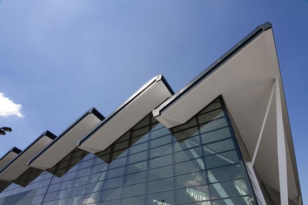 MRAS A/S leverer bæredygtige loftsystemer, facadesystemer og solafskærmning. Lofter, der sikrer optimalt akustisk miljø, robuste facader med stor designfrihed og solafskærmning for det bedste lysindfald.